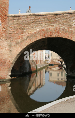 Trepponti e canal nel Delta del Po città di Comacchio, Italia Foto Stock