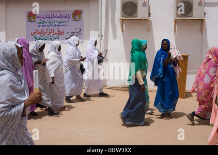 Onorevoli colleghe che frequentano la prima conferenza internazionale su Womens' sfida in Darfur, lasciare il luogo durante la pausa mattutina Foto Stock