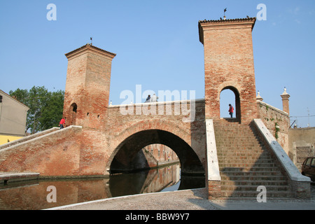 Trepponti e canal nel Delta del Po città di Comacchio Foto Stock