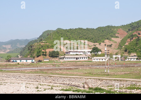 Campagna con campi di riso intorno Wonsan città in Corea del Nord Foto Stock