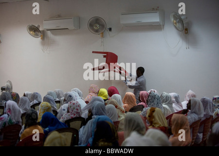 Le donne ascoltare discorsi durante la conferenza politica nel composto appartenente al governatore del Nord Darfur in Al-Fasher Foto Stock