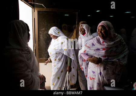 Onorevoli colleghe che frequentano la prima conferenza internazionale su Womens' sfida in Darfur, lasciare il luogo durante la pausa mattutina Foto Stock