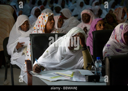 Le donne ascoltare discorsi durante la conferenza politica nel composto appartenente al governatore del Nord Darfur in Al-Fasher Foto Stock