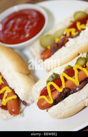 Preparate di fresco Frankfurter Hot Dogs in morbido pane bianco rotoli con senape e ketchup stagionatura e nessun popolo Foto Stock