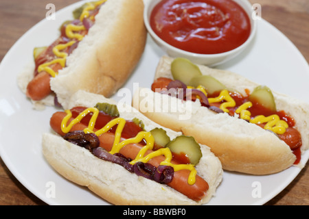 Preparate di fresco Frankfurter Hot Dogs in morbido pane bianco rotoli con senape e ketchup stagionatura e nessun popolo Foto Stock