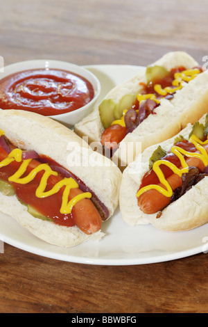 Preparate di fresco Frankfurter Hot Dogs in morbido pane bianco rotoli con senape e ketchup stagionatura e nessun popolo Foto Stock