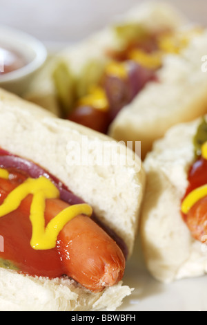 Preparate di fresco Frankfurter Hot Dogs in morbido pane bianco rotoli con senape e ketchup stagionatura e nessun popolo Foto Stock