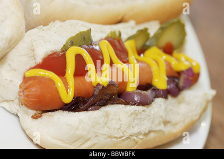 Preparate di fresco Frankfurter Hot Dogs in morbido pane bianco rotoli con senape e ketchup stagionatura e nessun popolo Foto Stock