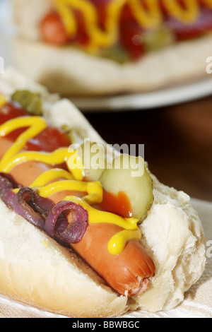 Preparate di fresco Frankfurter Hot Dogs in morbido pane bianco rotoli con senape e ketchup stagionatura e nessun popolo Foto Stock