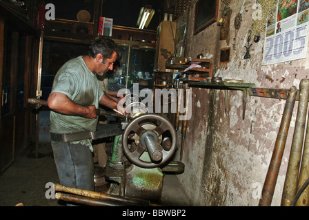 Uomo al lavoro nel suo WOKSHOP /TORNIO Foto Stock