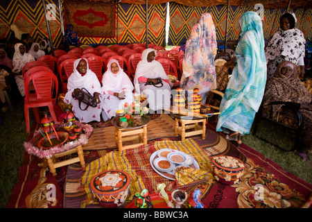 Signori politici frequentare Womens' pace rally in una tenda composto appartenente al governatore del Nord Darfur in Al Fasher Foto Stock