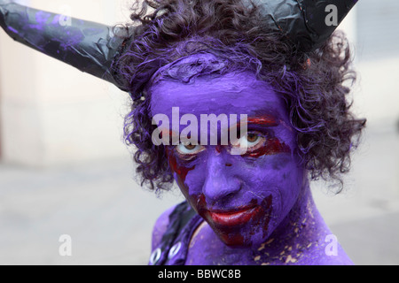 Germania Berlino Il Carnevale delle culture donna con la faccia dipinta Foto Stock