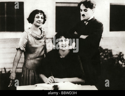 Chaplin, Charlie, 16.4.1889 - 25.12.1977, attore e regista britannico, a metà lunghezza, con la sua seconda moglie Lita Gray (Lolita McMurray) e sua madre, firmando un contratto per un ruolo nel 'The Gold Rush', circa 1924, Foto Stock