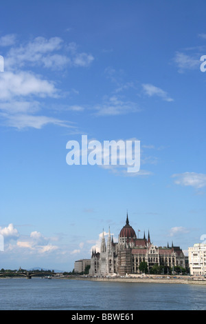 Case del Parlamento sul Danubio a Budapest Ungheria Foto Stock