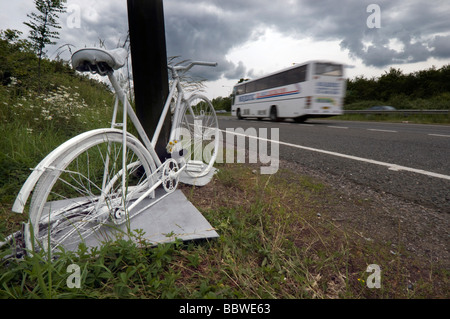 Un fantasma Bike - un dipinto di bianco ciclo incatenato al posto dove il ciclista è stato ucciso in un incidente stradale sulla A23. Foto Stock