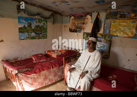 Ex Darfur agricoltori Signor/Signora Matar Mohammed da Taweela, Darfur dentro la sua casa in 4 sq km Abu Shouk Refugee Camp Foto Stock