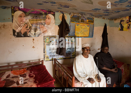 Ex Darfur agricoltori Signor Signora Matar Mohammed dal Darfur Taweela dentro la sua casa in 4 sq km Abu Shouk Refugee Camp Foto Stock