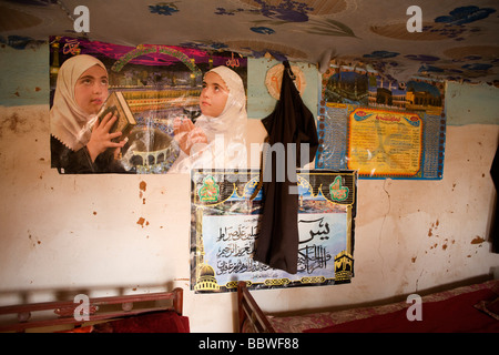 Decorazione di interni del Darfur ex agricoltori Signor Signora Matar Mohammed da Taweela nel 4 sq km Abu Shouk Refugee Camp Al Fashir Foto Stock