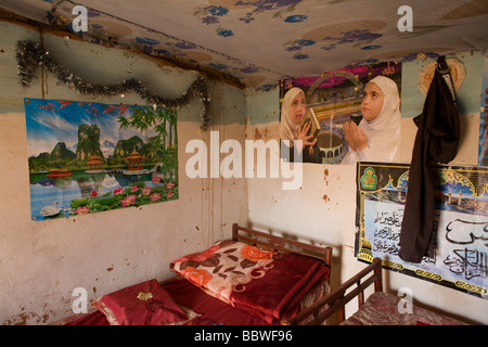 Decorazione di interni del Darfur ex agricoltori Signor Signora Matar Mohammed da Taweela nel 4 sq km Abu Shouk Refugee Camp Al Fashir Foto Stock