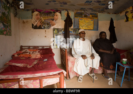 Ex Darfur agricoltori Signor Signora Matar Mohammed dal Darfur Taweela dentro la sua casa in 4 sq km Abu Shouk Refugee Camp Foto Stock