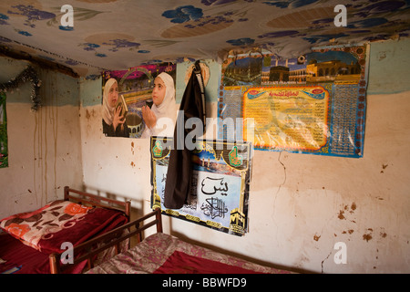 Decorazione di interni del Darfur ex agricoltori Signor Signora Matar Mohammed da Taweela nel 4 sq km Abu Shouk Refugee Camp Al Fashir Foto Stock