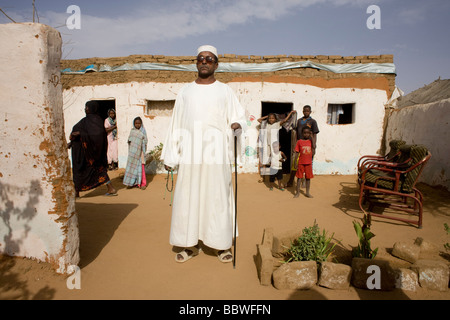 Signor Matar Mohammed un ex coltivatore del Darfur da Taweela, un villaggio del Darfur al di fuori della sua casa in 4 sq km Abu Shouk Refugee Camp Foto Stock