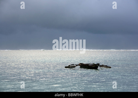 Barca in mattina presto luce - Diani Beach - vicino a Mombasa, in Kenya Foto Stock