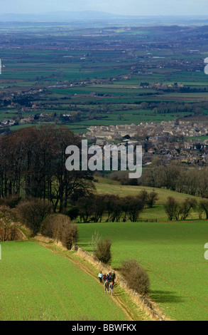 Gruppo di escursionisti escursione in salita da Broadway a Broadway Tower in Cotswolds, Gloucestershire Foto Stock