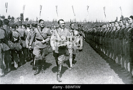 HITLER esamina alcune delle 60 000 membri della Gioventù Hitleriana che ha partecipato al Rally di Norimberga nel settembre 1934 Foto Stock