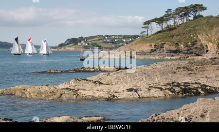 Barche a vela off St Mawes in Cornwall, Regno Unito Foto Stock