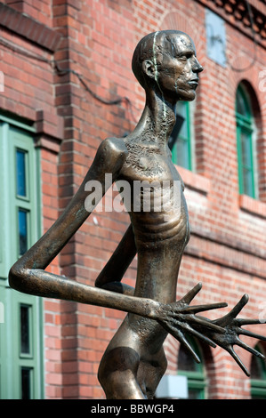 Scultura in bronzo di Adamo ed Eva da Rolf Biebl a Kulturbrauerei in Prenzlauer Berg di Berlino Germania Foto Stock