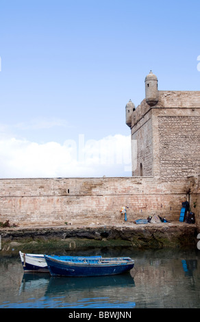 Il Marocco port du skala fort fortificazione fortezza vecchia architettura antiche rovine medievali bastioni di pietra a ponte di barche da pesca fi Foto Stock