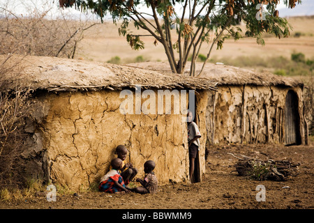 Maasai i bambini nel villaggio - Masai Mara National Reserve, Kenya Foto Stock