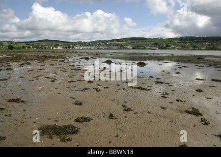 Lochgilphead, Scozia. Marea bassa vista guardando verso nord sul Loch Gilp verso le rive della cittadina Scozzese, Lochgilphead. Foto Stock