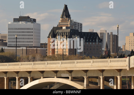 Saskatoon la skyline di Saskatoon con la mitica Bessborough Hotel e il Ponte di Broadway Saskatoon Saskatchewan Canada Foto Stock