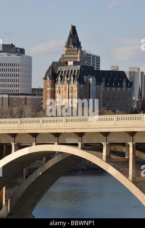 Saskatoon la skyline di Saskatoon con la mitica Bessborough Hotel e il Ponte di Broadway Saskatoon Saskatchewan Canada Foto Stock