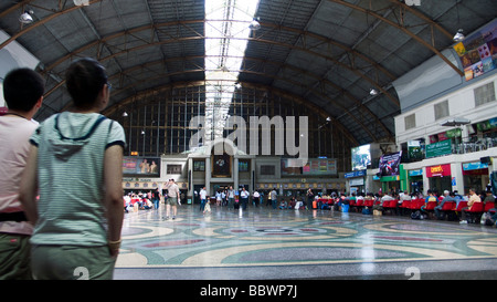 Passeggeri Hualamphong Railway Station terminal Bangkok in Thailandia Foto Stock