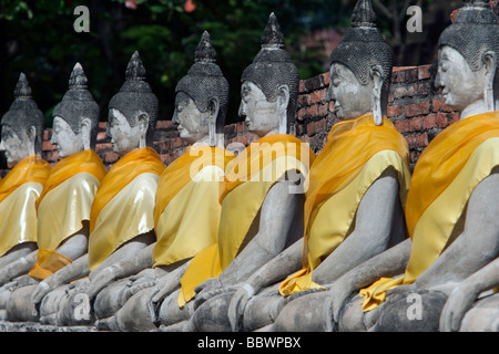 Buddha seduto fila Wat Yai Chai Mongkhon Ayutthaya Thailandia Foto Stock