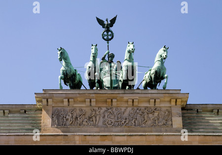 La quadriga, un carro trainato da quattro cavalli azionato da Victoria, dea romana della vittoria sulla Porta di Brandeburgo Foto Stock