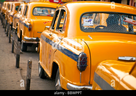 Giallo taxi alla stazione ferroviaria di Howrah, Calcutta, India Foto Stock