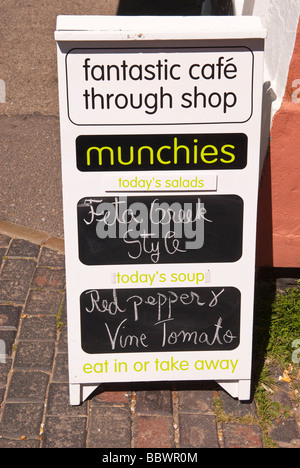 Un segno pubblicità degli alimenti al di fuori del Regno Unito cafe da mangiare sul posto o da asporto Foto Stock