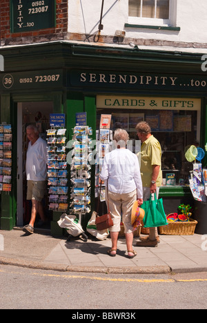 I turisti che desiderano acquistare cartoline a schede e articoli da regali store nella città costiera di Southwold Suffolk REGNO UNITO Foto Stock