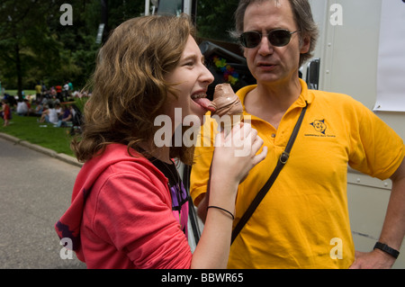 Doug Quint s Big Gay Gelato carrello fa il suo debutto a Brooklyn orgoglio nel Prospect Park Brooklyn in New York Foto Stock