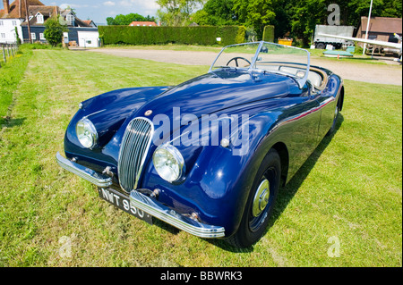 De Havilland aeromobile Heritage Centre Museum , dettaglio classic 1954 British Jaguar XK 120 drophead 3,4 litro motore Indigo Blue Foto Stock