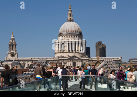 La Cattedrale di St Paul dal Millennium Bridge London REGNO UNITO Foto Stock