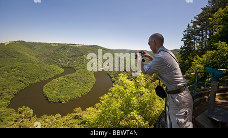 Un giovane uomo di fotografare la Queuille meandro (Puy-de-Dôme - Francia). Homme photographiant le méandre de Queuille sur la Sioule Foto Stock