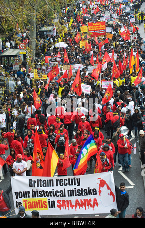 Un centinaio di migliaia di manifestanti hanno marciato attraverso il centro di Londra che chiede di porre fine alla guerra in Sri Lanka Foto Stock