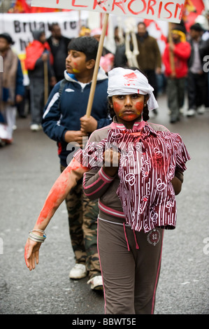 Un centinaio di migliaia di manifestanti hanno marciato attraverso il centro di Londra che chiede di porre fine alla guerra in Sri Lanka Foto Stock