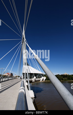 Il Provencher ponte che attraversa il Fiume Rosso, Winnipeg, Canada Foto Stock