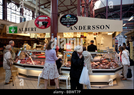 Saluhallen mercato coperto con tanti chioschi in Kungstorget nel centro di Gothenburg in Svezia Foto Stock